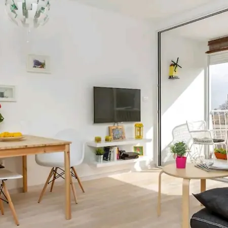 Pagaresto Split-sunny Oasis With Free Parking アパート