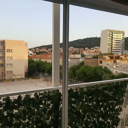 Pagaresto Split-sunny Oasis With Free Parking アパート