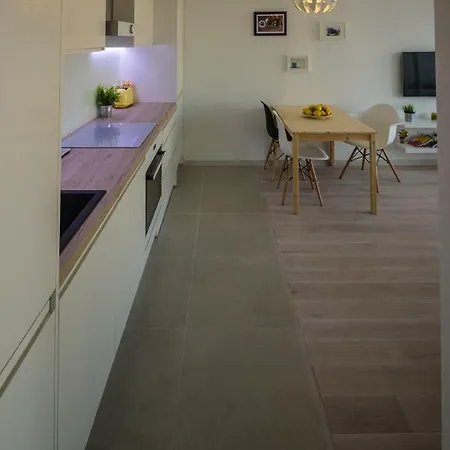 Pagaresto Split-sunny Oasis With Free Parking アパート