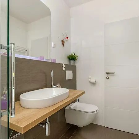 Pagaresto Split-sunny Oasis With Free Parking Apartment
