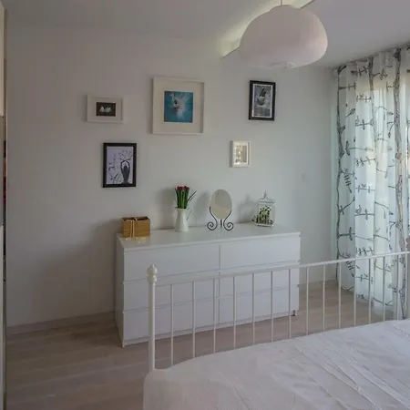 Pagaresto Split-sunny Oasis With Free Parking