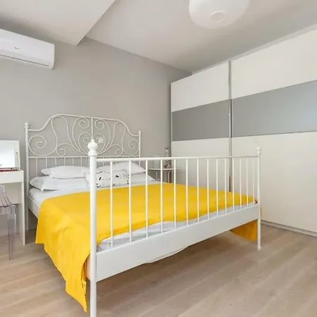 Pagaresto Split-sunny Oasis With Free Parking 斯普利特